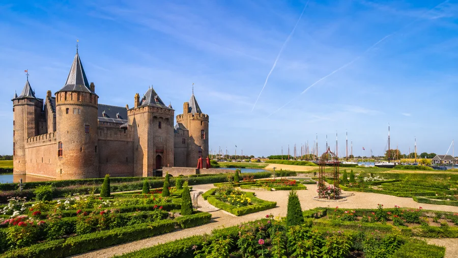 Getting to Muiderslot Castle from Amsterdam